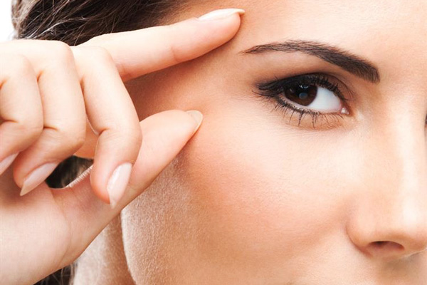 Bài tập massage xóa nếp nhăn đuôi mắt