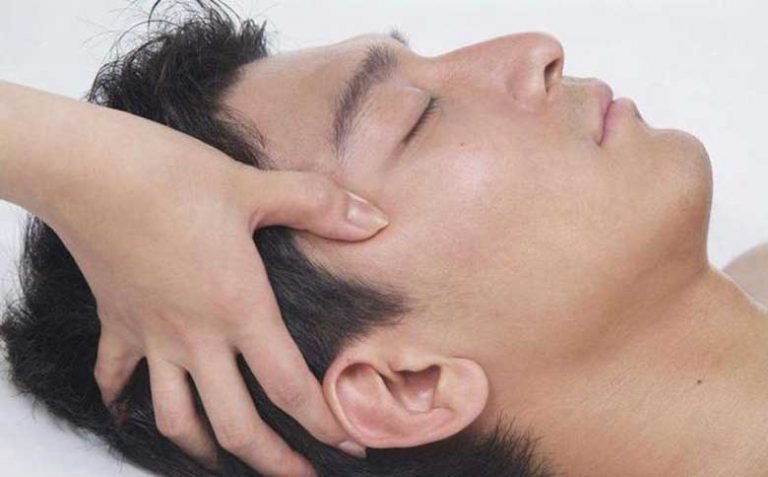 Bấm huyệt Thái Dương giảm huyết áp