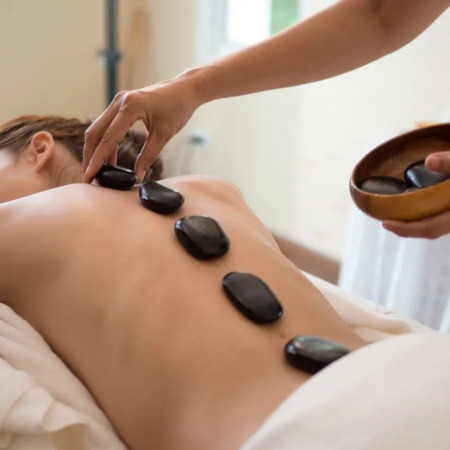 Công dụng làm đẹp với đá nóng giúp làn da săn chắc, mịn màng