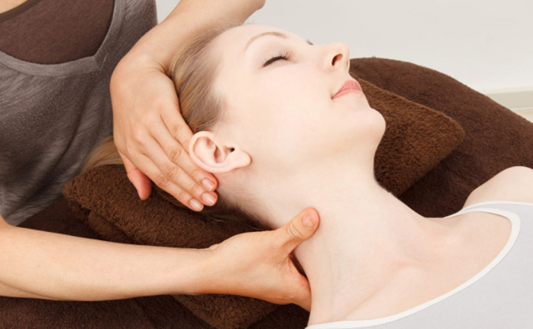 Giảm chóng mặt bằng cách massage vai và cổ