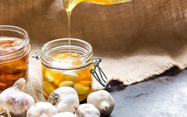 Kết hợp dầu olive và tỏi để massage chân