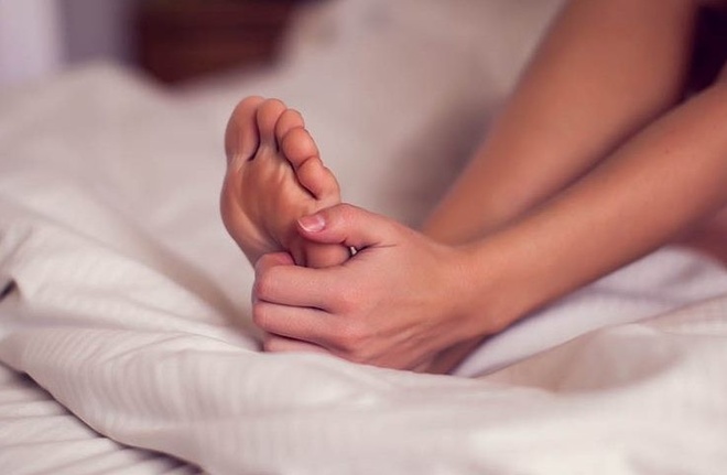 Massage chân trước khi đứng dậy