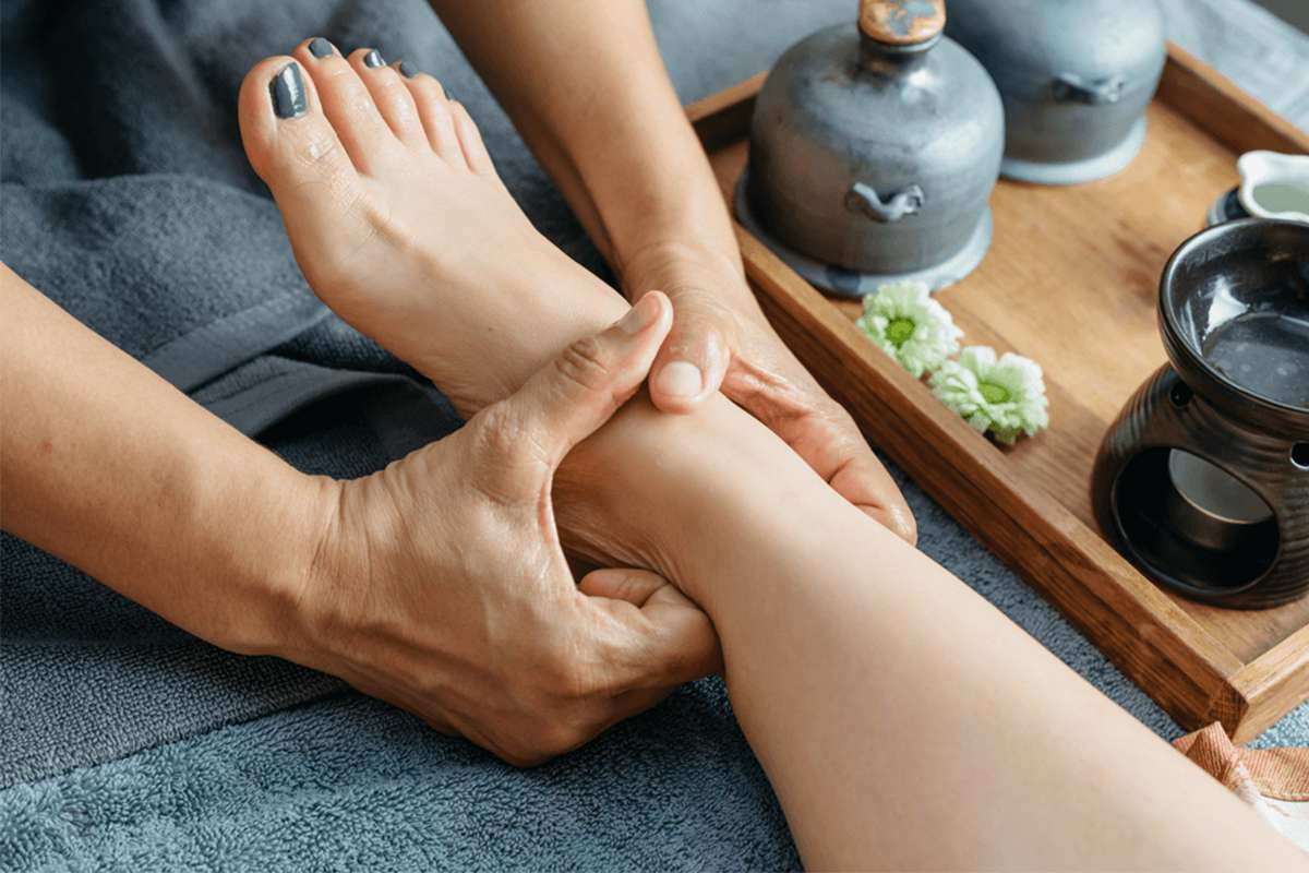 Massage chân vào những ngày lạnh trước khi ngủ