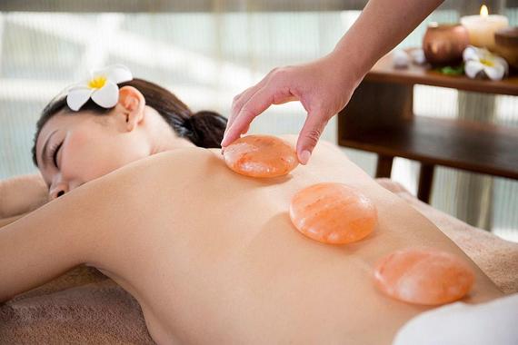 Massage đá muối Himalaya