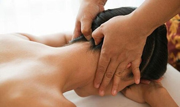 Massage huyệt Phong trì giúp bạn khỏe hơn mỗi ngày