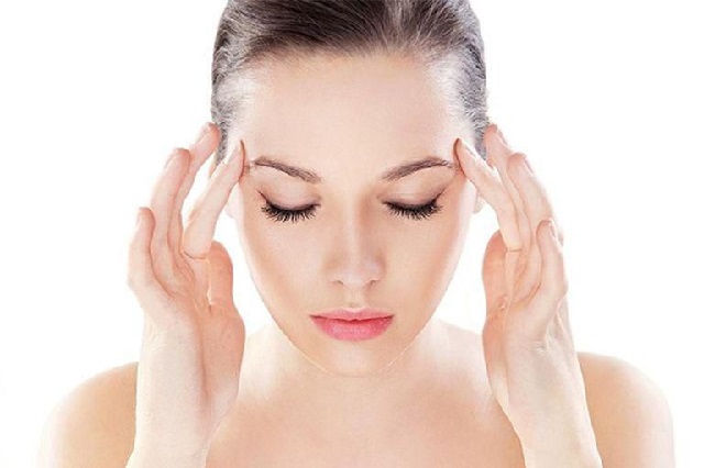 Massage huyệt thái dương