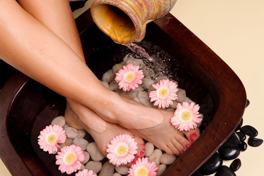 Massage kết hợp ngâm chân trong nước nóng mang lại 1 giấc ngủ ngon