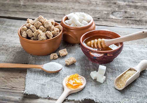 Massage môi với mật ong và đường