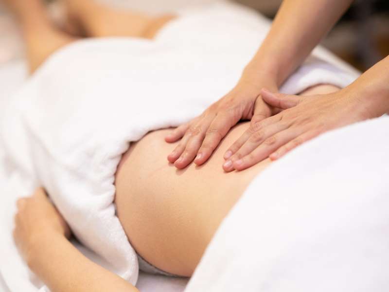 Massage quanh rốn