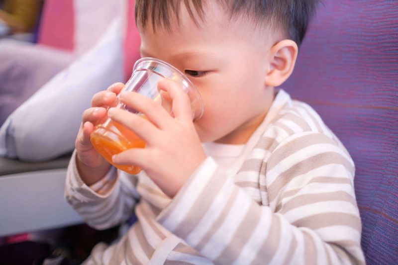 Bổ sung nhiều nước giúp trẻ hạ sốt hiệu quả