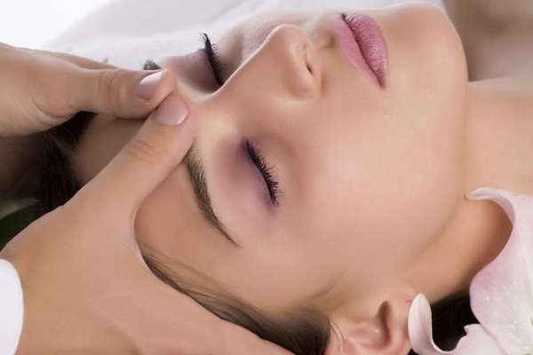 Nhấn lưỡi kết hợp với nhấn điểm giữa 2 lông mày