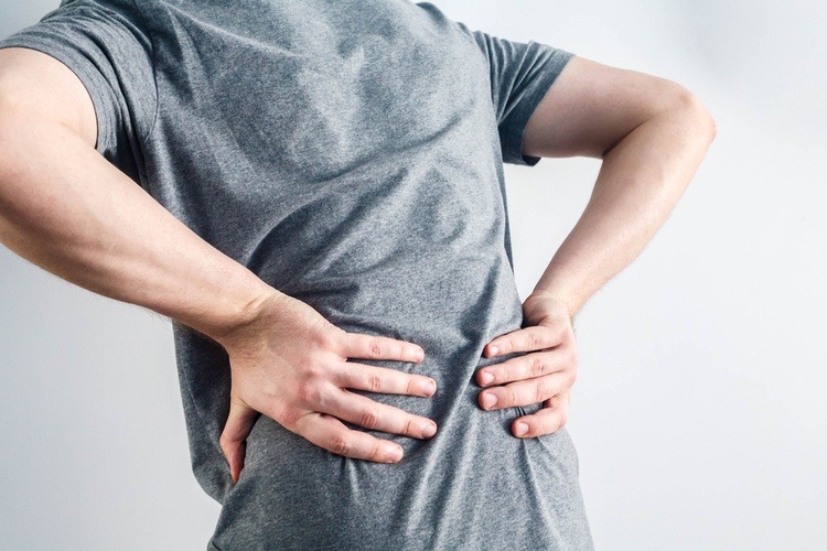 Phương pháp massage bằng đá muối Himalaya phù hợp với người bị đau lưng, đau cột sống