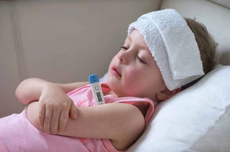 Trẻ bị sốt phát ban thường quấy khóc, sốt, nổi mẩn ban