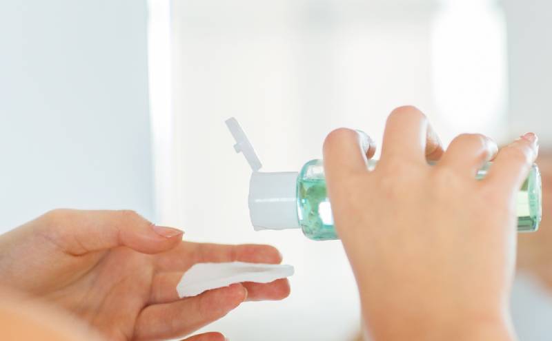 Sử dụng toner để làm da sạch sâu, ngăn ngừa mụn