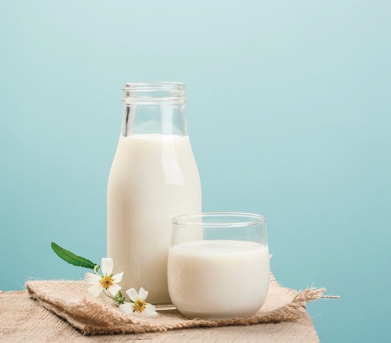 Góc giải đáp: Uống sữa tươi không đường có lợi ích gì cho nam và nữ?