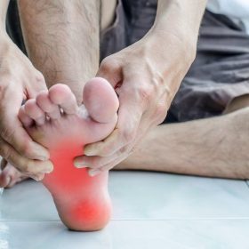 Đau nhức lòng bàn chân do đâu và cách điều trị?