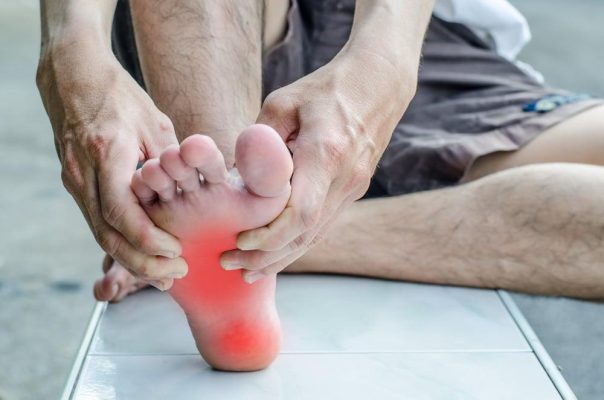 Đau nhức lòng bàn chân do đâu và cách điều trị?