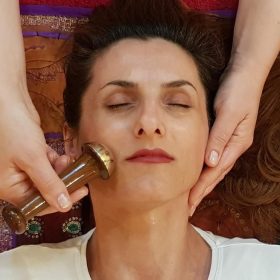 Phương pháp massage mặt Kansa