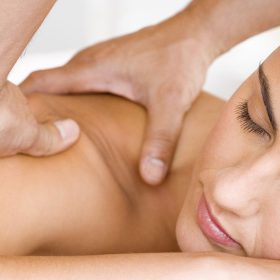 Phương pháp massage vai và cổ giúp giảm chóng mặt