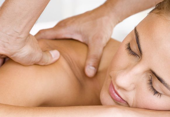 Phương pháp massage vai và cổ giúp giảm chóng mặt