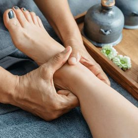 Massage Chân Vào Những Ngày Lạnh Trước Khi Ngủ