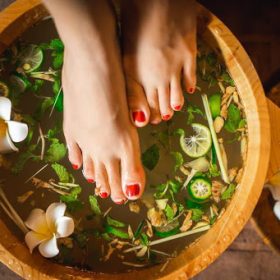 Phương Pháp Massage Kết Hợp Ngâm Chân Trong Nước Nóng