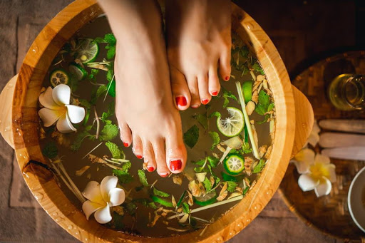 Phương Pháp Massage Kết Hợp Ngâm Chân Trong Nước Nóng