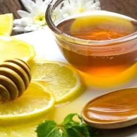 Bí quyết massage môi với chanh và mật ong