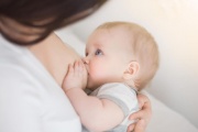 Mẹ cho con bú không nên ăn gì để tốt cho nguồn sữa?
