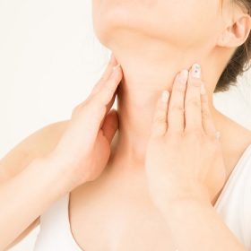 Bí quyết massage giúp bạn chăm sóc cổ giảm lão hóa