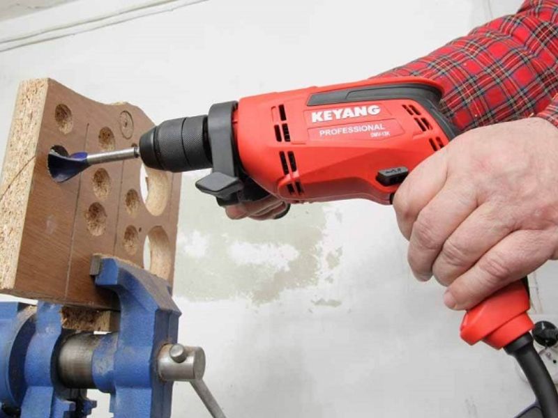 Máy khoan ngắt khi đang chạy có thể lỗi ở phần động cơ