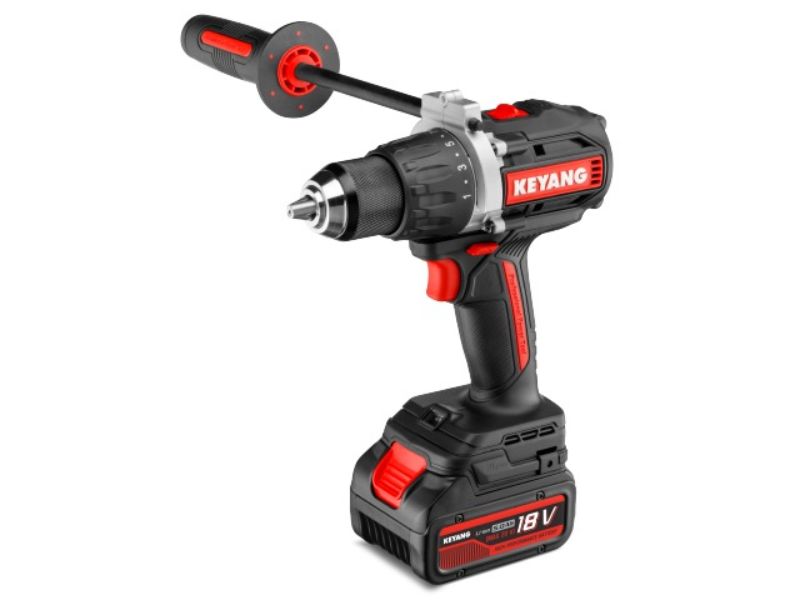 Dùng khăn làm sạch bụi máy khoan pin sau khi sử dụng