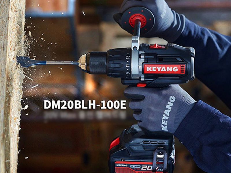 Sử dụng không đúng cách là một trong những nguyên nhân cò máy khoan pin bị hỏng