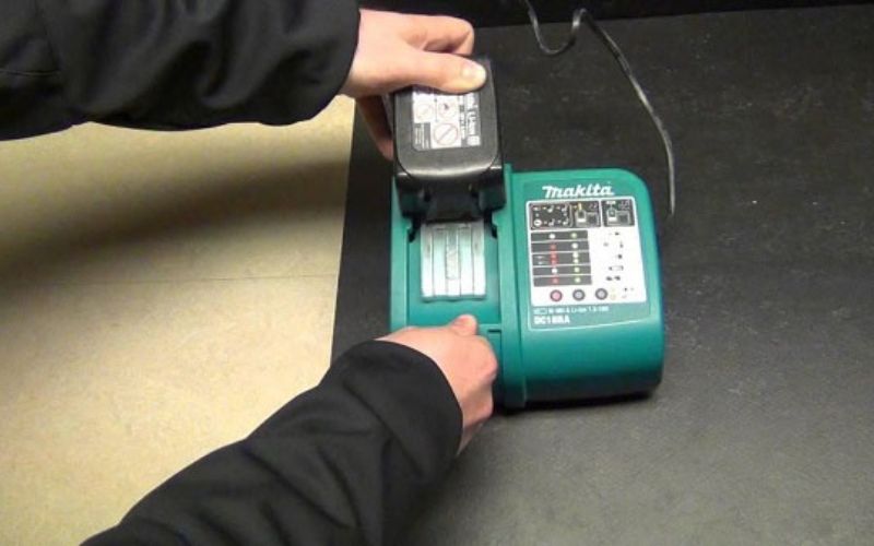 Sạc pin với nguồn điện trực tiếp tránh tình trạng thay đổi đột ngột biến áp điện