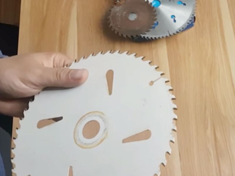 Dấu hiệu nên mài lưỡi cưa khi có dấu hiệu bị mòn, bị cùn hoặc bị mẻ răng
