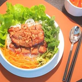 Giải đáp ngay: 1 hộp bún thịt nướng bao nhiêu calo? Ăn có béo không?