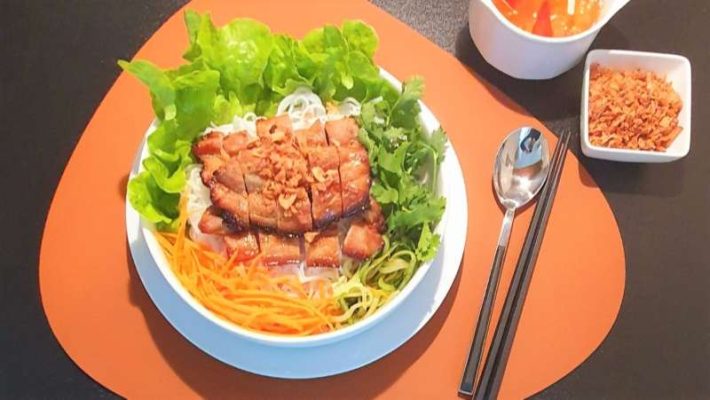 Giải đáp ngay: 1 hộp bún thịt nướng bao nhiêu calo? Ăn có béo không?