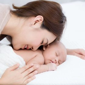 Có nên cho trẻ sơ sinh nằm gối hay không nằm gối có giúp trẻ dễ ngủ