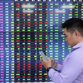 Có nên chơi chứng khoán hay không? Cơ hội và rủi ro khi chơi