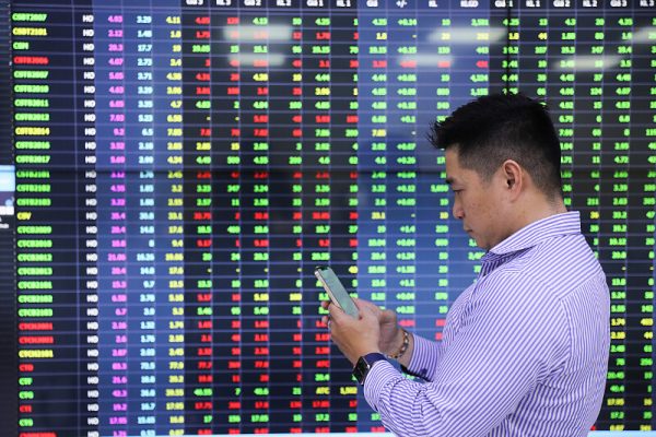 Có nên chơi chứng khoán hay không? Cơ hội và rủi ro khi chơi