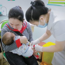 Cha mẹ có nên mua gói tiêm chủng cho trẻ sơ sinh hay không?