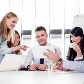 Con gái có nên học quản trị kinh doanh không? Ngành học phù hợp với nữ?