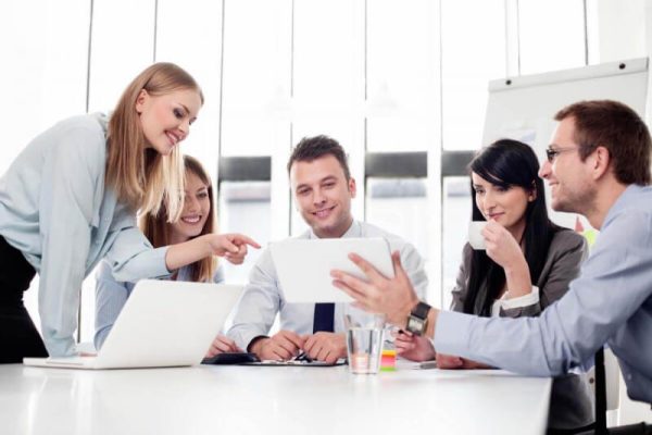 Con gái có nên học quản trị kinh doanh không? Ngành học phù hợp với nữ?