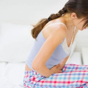 Tới tháng nên uống gì để lưu thông khí huyết và bớt đau mỏi?