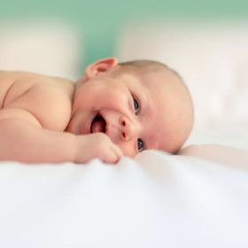 Trẻ sơ sinh nên nằm giường gì tốt cho sức khỏe?