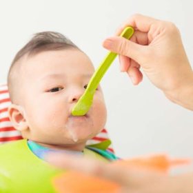 Hỏi đáp: Bé 7 tháng ăn được gì?