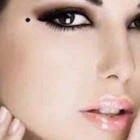 Có nên tẩy nốt ruồi dưới mắt hay không, tẩy nốt ruồi vùng này có nguy hiểm không?