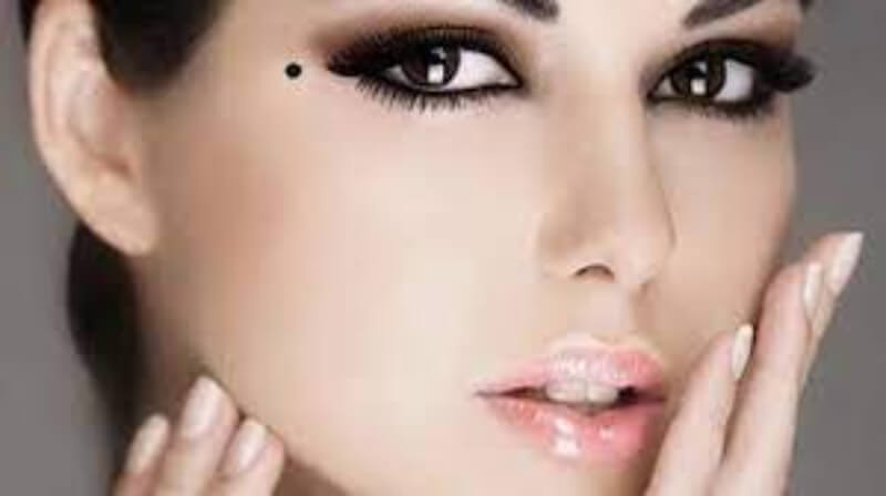 Có nên tẩy nốt ruồi dưới mắt hay không, tẩy nốt ruồi vùng này có nguy hiểm không?