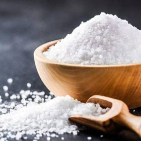 Giải đáp: Gội đầu bằng muối có chữa nấm, gàu được không?