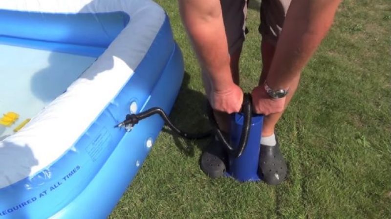 Hướng dẫn cách bơm bể bơi phao cho bé tại nhà đúng cách và cực đơn giản